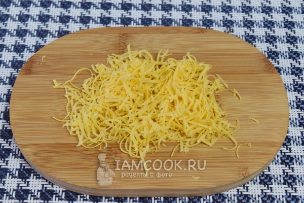 Натереть на терке сыр