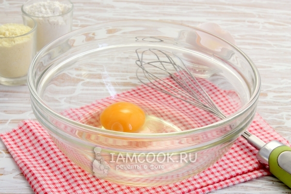 Вбить в миску яйцо