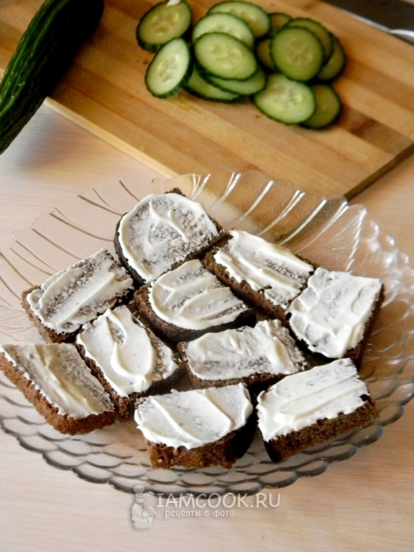 Смазать хлеб майонезом