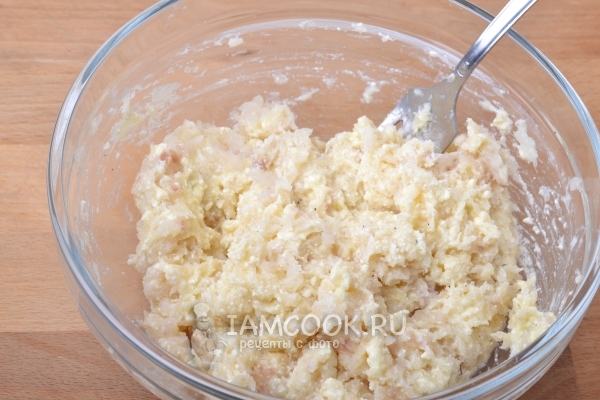 Размешать творог с рыбным фаршем