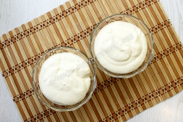 Наполнить креманки творожным суфле