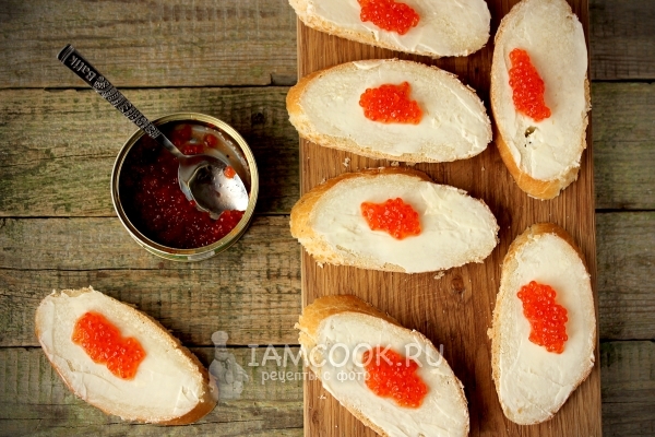 Выложить красную икру