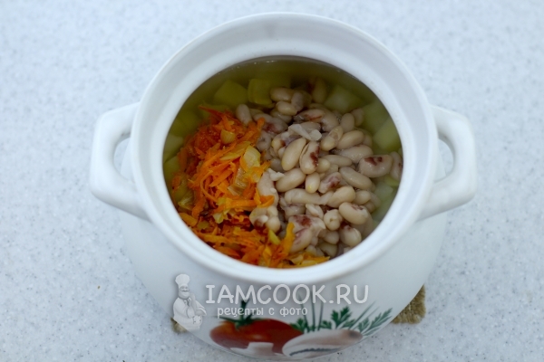Соединить овощи и фасоль