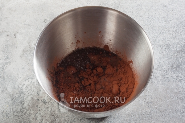 Всыпать какао и сахар