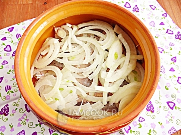 Выложить на рыбу лук