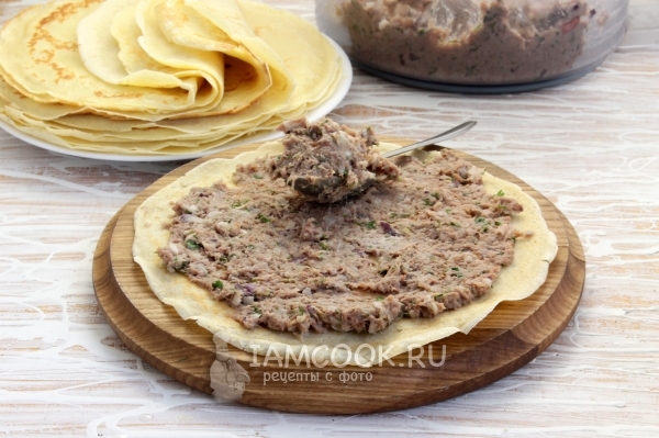 Намазать на блин мясную начинку