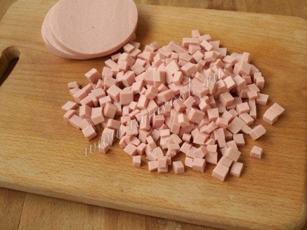 нарезанная вареная колбаса