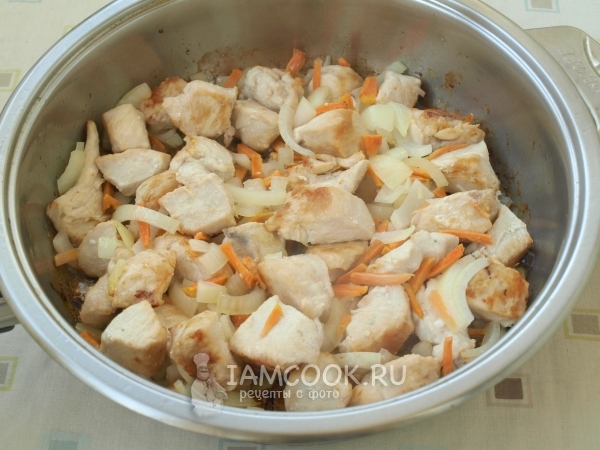 Положить лук и морковь к мясу