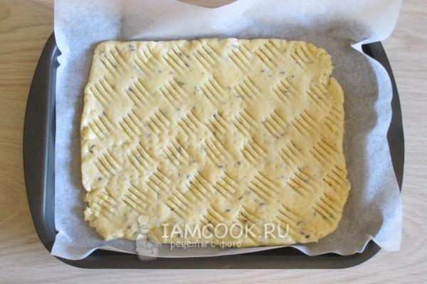 Положить тесто на противень