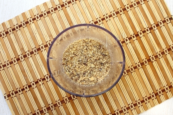 Измельченные орехи с печеньем