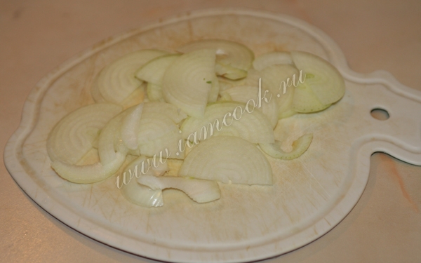 Репчатый лук нарезанный полукольцами