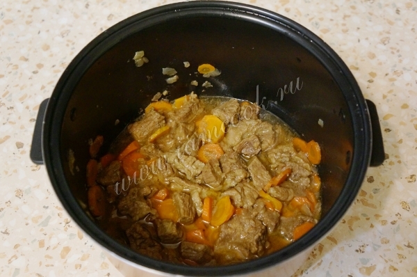 Говядина, тушеная в мультиварке с овощами