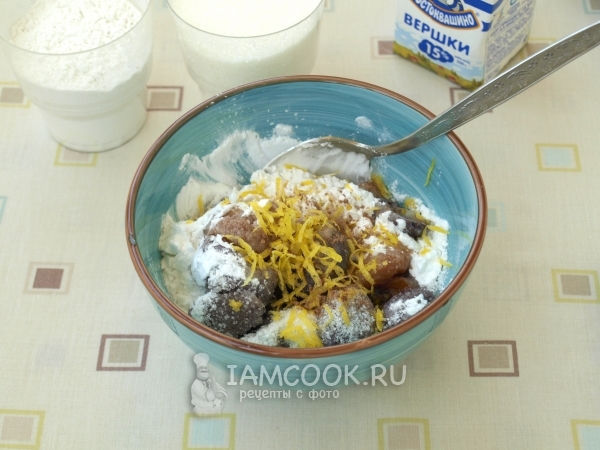 Смешать фрукты, сахар, крахмал, корицу и цедру