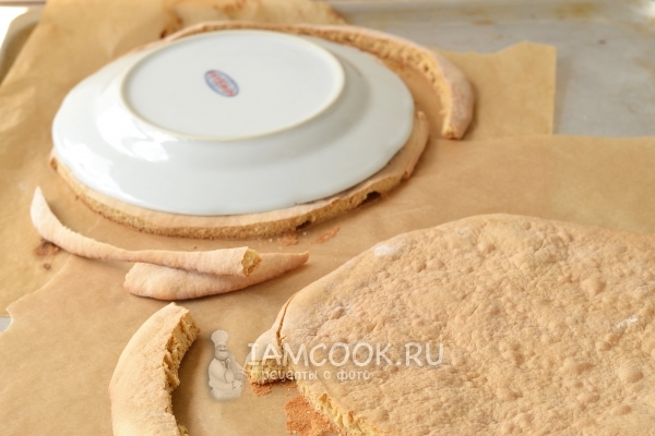 Вырезать из коржа круг