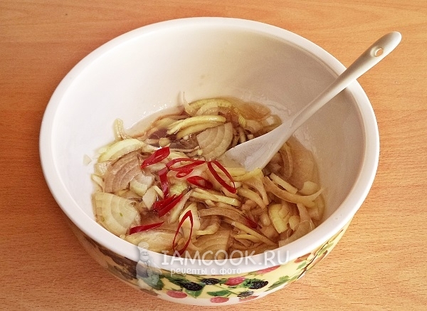 Положить лук и перец