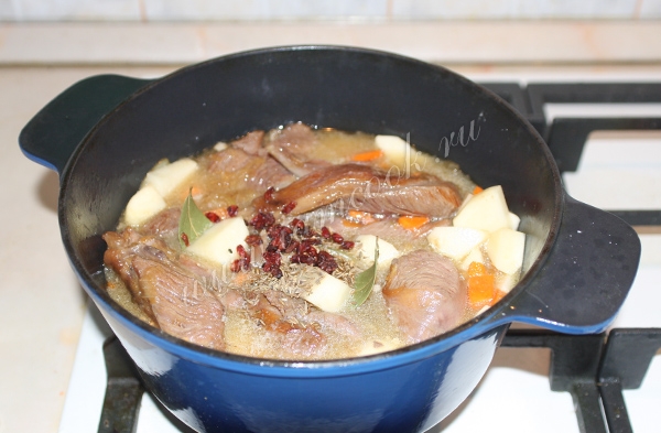 Тушение индейки с картошкой