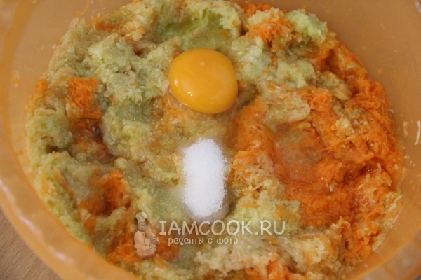 Добавить соль и яйцо