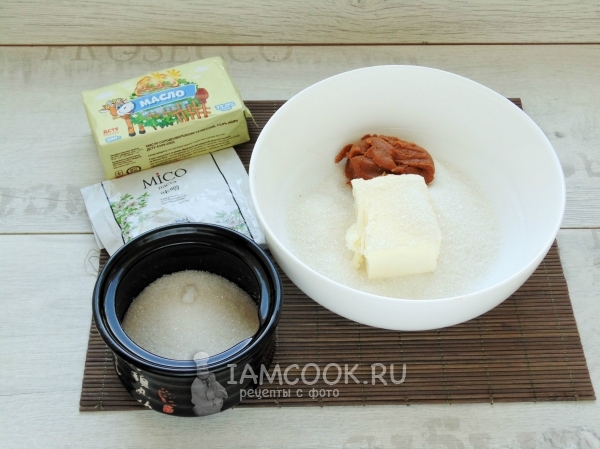 Смешать пасту мисо, сахар и масло