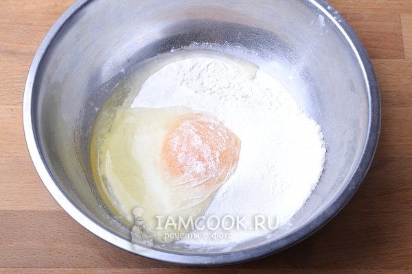 Смешать муку с яйцом и солью
