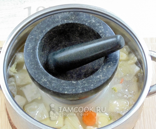 Положить на капусту в маринаде пресс