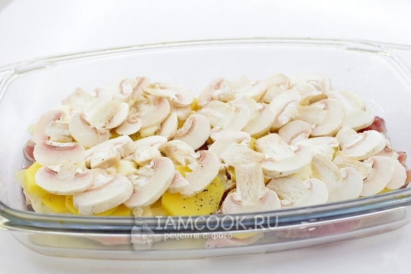 Выложить слой картофеля и грибов