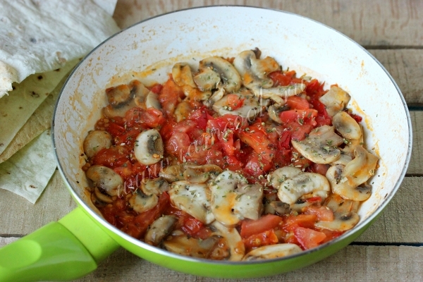 Шампиньоны с томатами