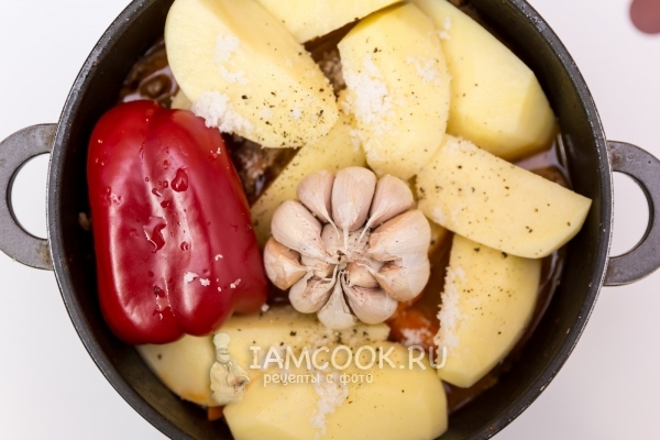 Добавить чеснок, перец, картофель и соль с перцем