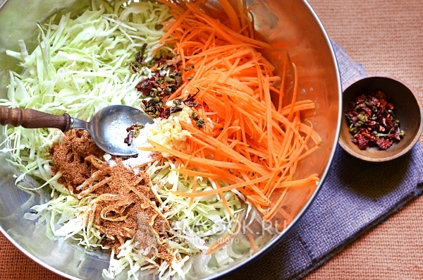 Капуста с морковью и специями