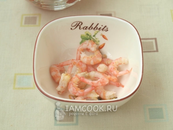 Отварить креветки