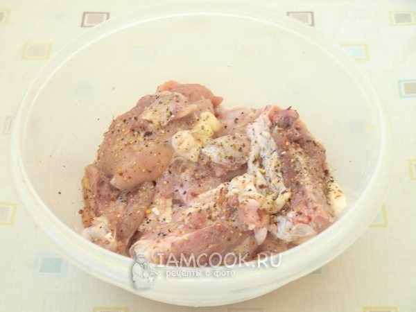 Натереть курицу специями