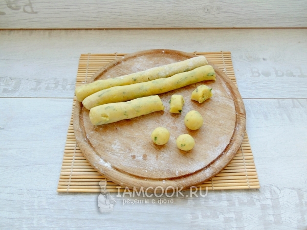 Скатать шарики из теста