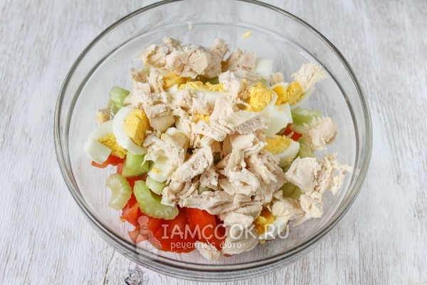 Положить куриную грудку