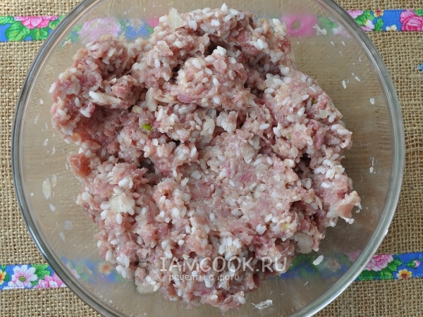 Смешать рис с фаршем