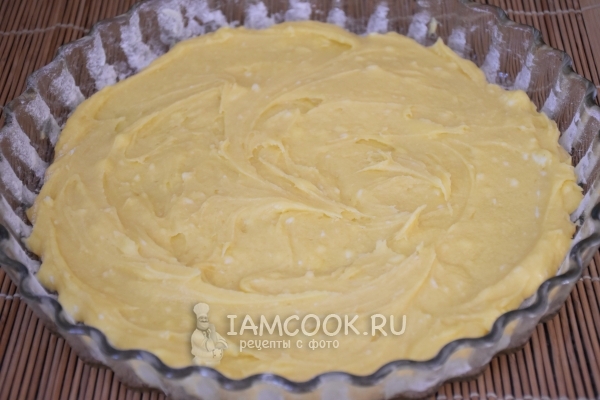 Выложить тесто в форму