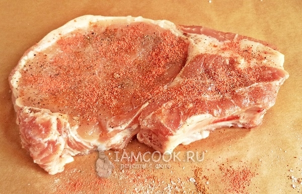 Посыпать стейк паприкой