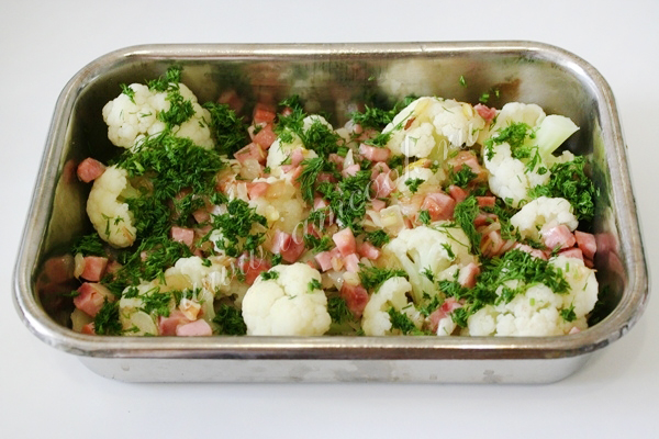 Овощи, сыр и верчина в форме для запекания