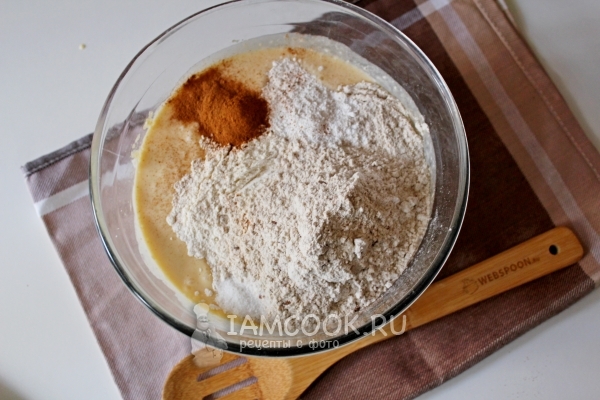 Всыпать муку и корицу