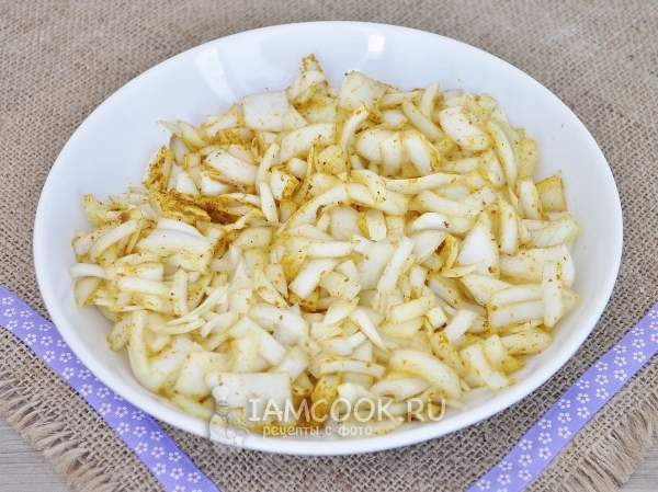 Смешать лук с карри