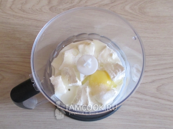 Соединить все ингредиенты для теста, кроме муки