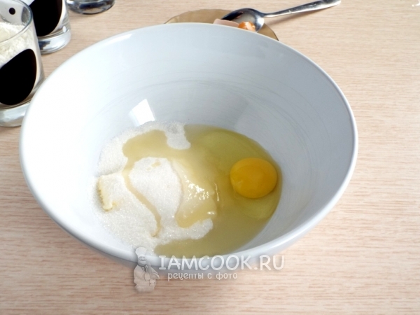 Соединить масло, сахар и яйцо