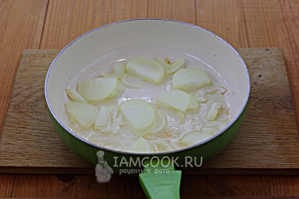 Обжарить лук