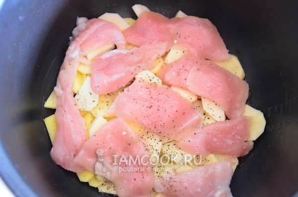 Положить на картофель мясо