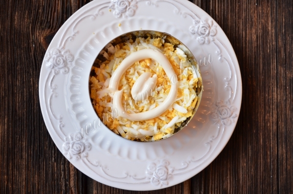 Добавляем второй слой, измельченное яйцо