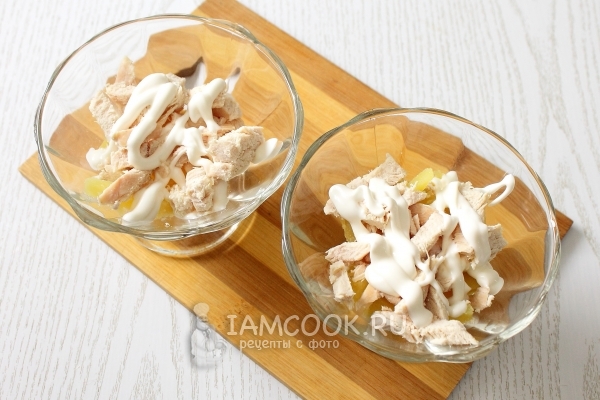 Выложить слой картофеля с мясом и майонезом