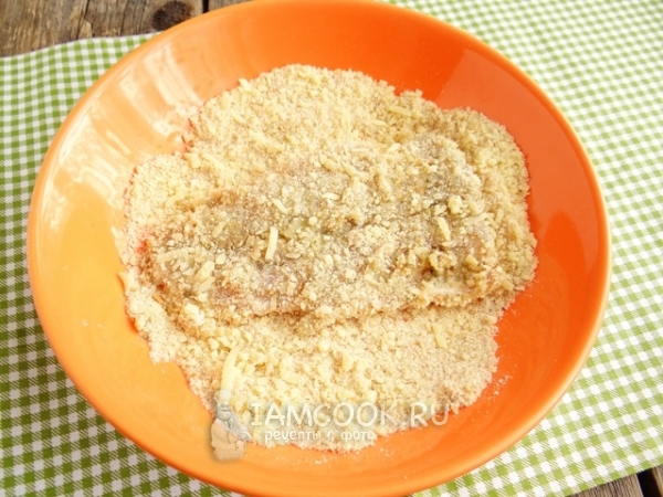 Обвалять рыбу в сухарях