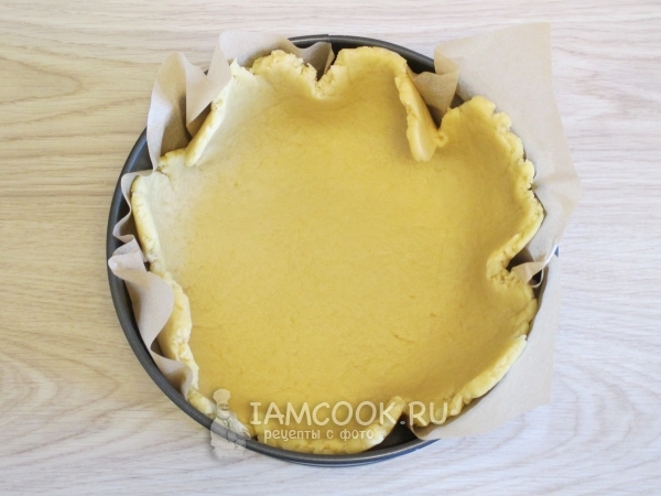 Выложить тесто в форму