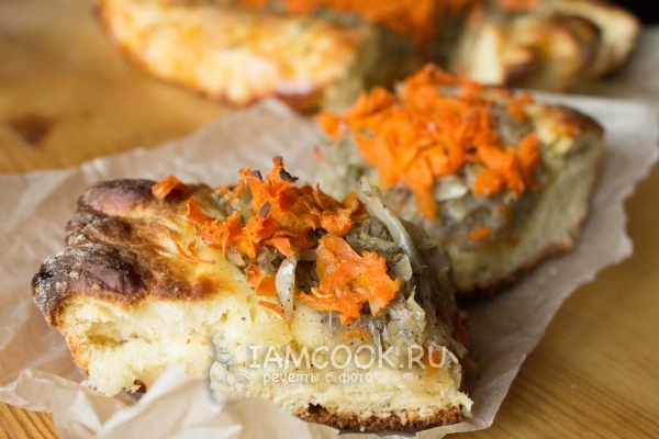 Кусок пирога с капустой и морковкой