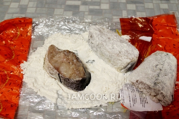 Обвалять рыбу в муке
