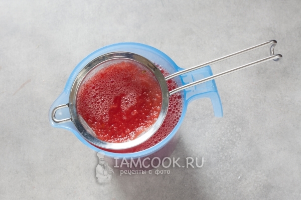 Процедить сок через ситечко