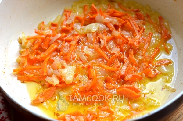 Пожарить лук и морковь